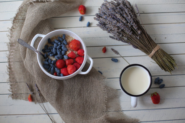 杂乱的背景是浆果木。图片下载