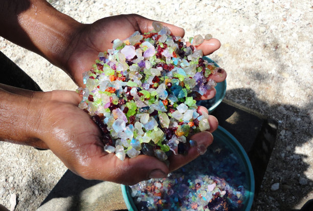 手工提取宝石，红宝石，绿宝石，钻石。图片下载