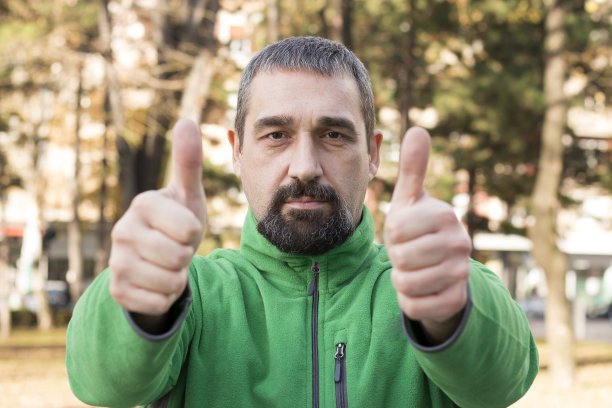 男人竖起两个大拇指图片下载