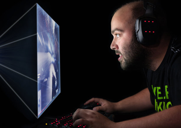 玩家在高端pc上玩第一人称射击游戏图片下载