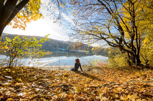 红头发的卷发女孩在度假素材图片