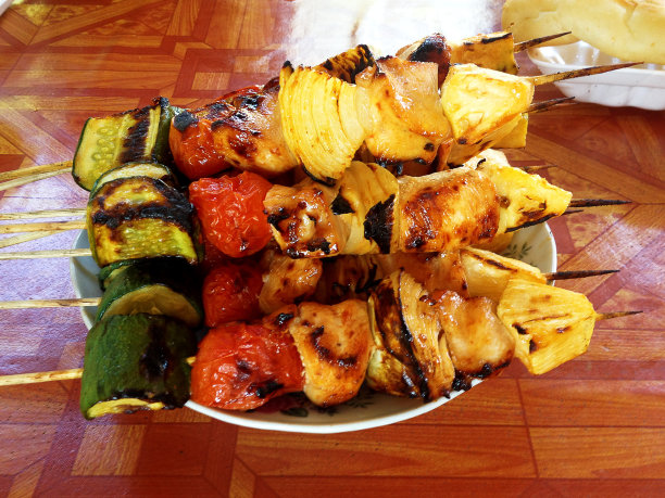 烤肉配辣香肠图片下载