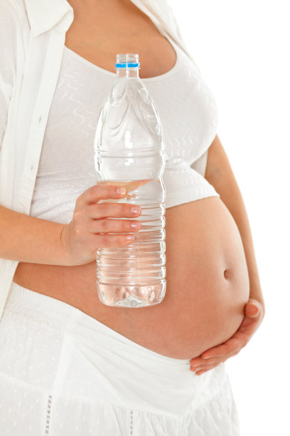 孕妇手拿一瓶水图片下载