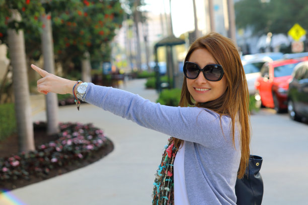 美女指着角落图片下载