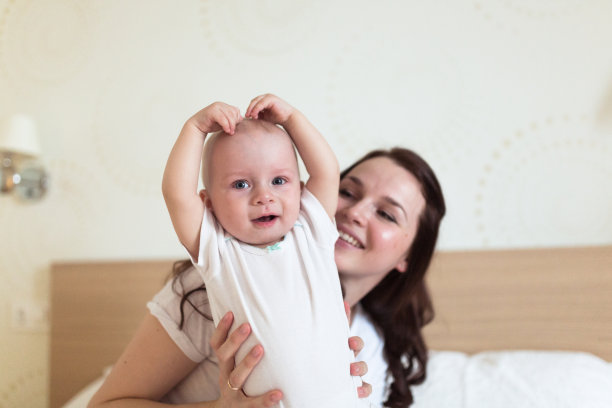 宝宝和妈妈在床上玩，盖着毯子，图片下载