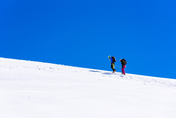 在瑞士冰川上攀冰-阿莱奇冰川图片下载