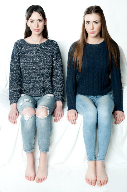 年轻美丽的姐妹白图片下载