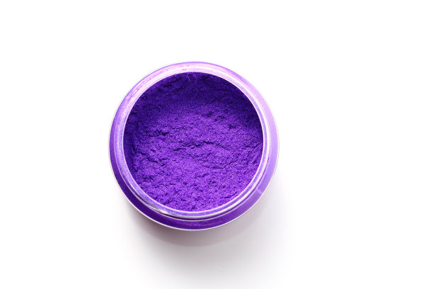 白色背景上孤立的紫色云母颜料图片下载