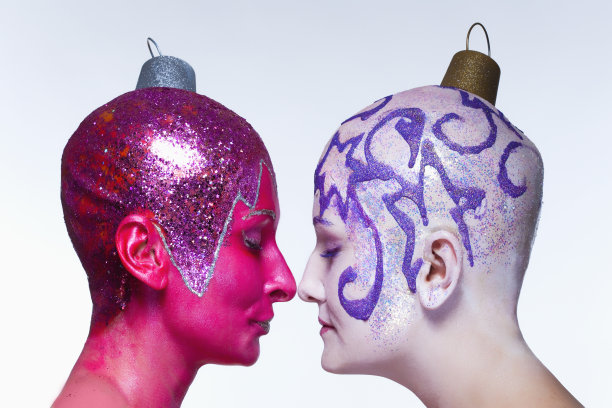 两个装扮成圣诞装饰品的女人图片下载