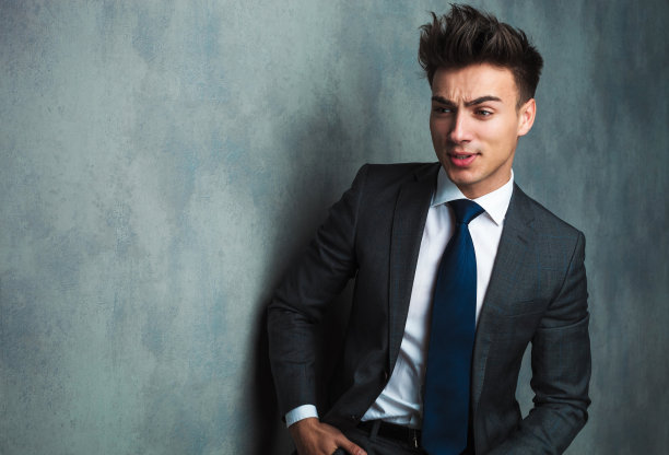 愤怒的年轻商人坐在那里，看着别处图片下载