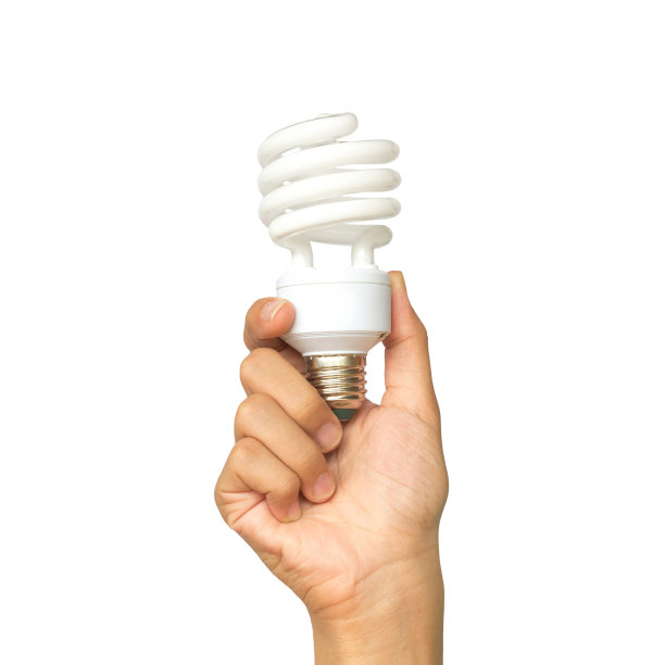手里拿着一个螺旋形灯泡，并举起来图片下载