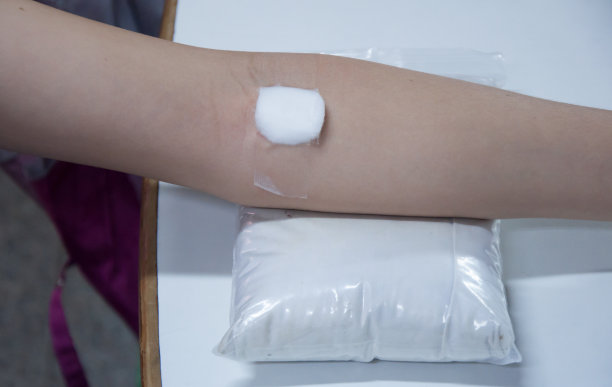 献血后，棉花酒精在手臂上闭合图片下载