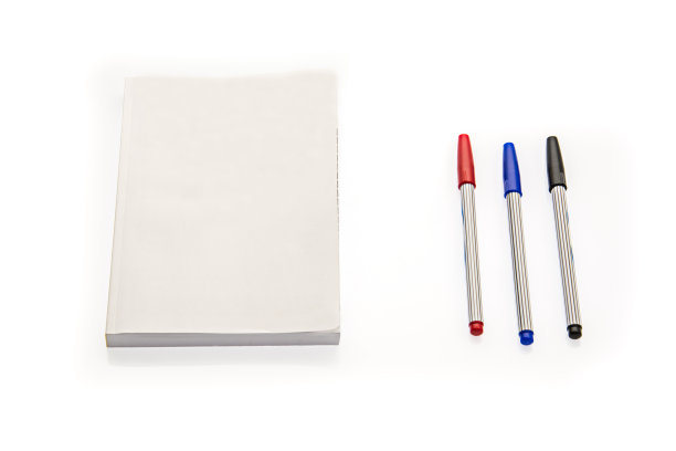 书和笔孤立在白色图片下载