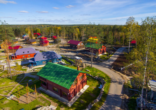 俯瞰村庄和树林里的房子图片下载