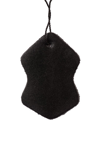 黑色皮革标签孤立的白色裁剪路径包括图片下载