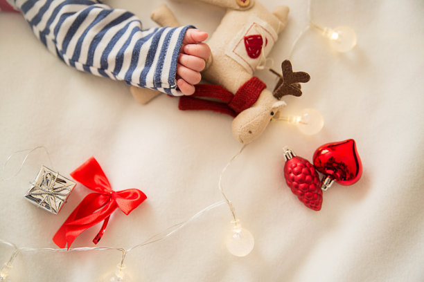婴儿说谎的特写照片。圣诞节的概念图片下载