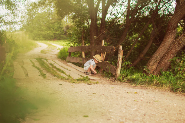男孩站在森林的小路上图片下载