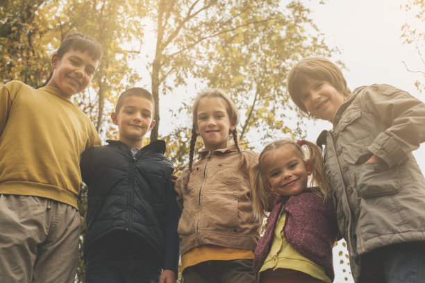 大群儿童的肖像。图片下载