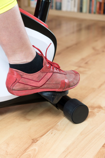 特写的女人的腿上的锻炼自行车图片下载