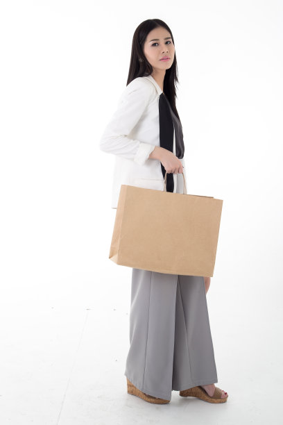 拿着购物袋的女人是灰色的。图片下载
