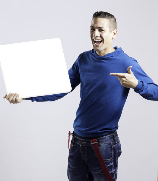 男孩拿着空白的纸板图片下载
