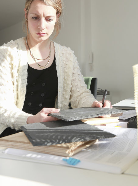 女建筑师/室内设计师在设计办公室图片下载