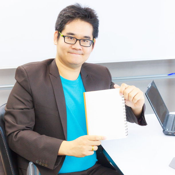 手持笔记本的商人图片下载