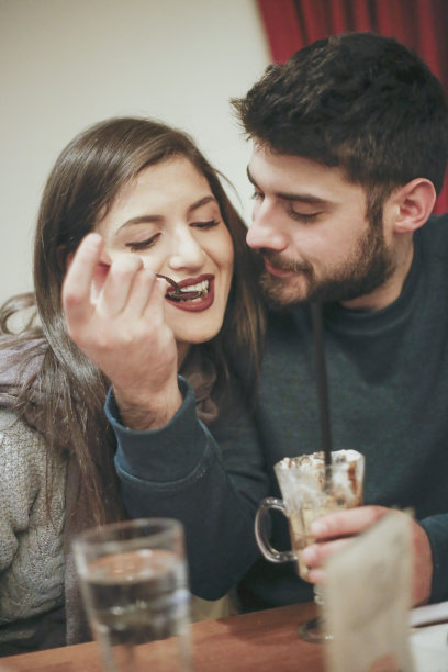 帅哥让他的漂亮女友在咖啡厅吃饭图片下载