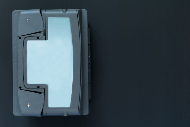 车辆电池位于黑色背景上图片下载