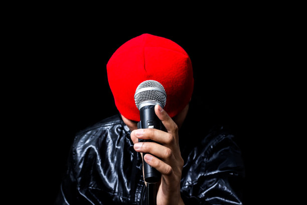 亚洲英俊的歌手在动态麦克风摆姿势图片下载