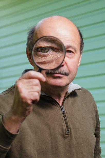 放大镜下的大眼睛图片下载