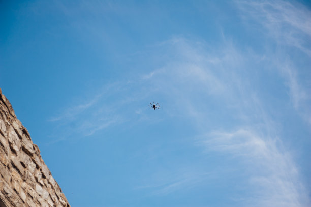 四旋翼无人机在空中飞行图片下载