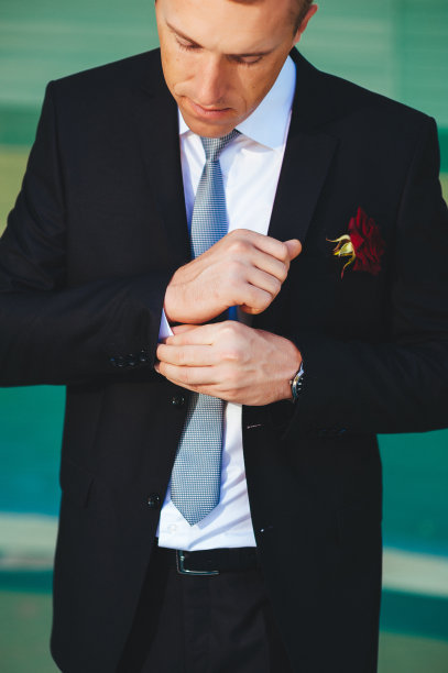 英俊的新郎在公园准备图片下载