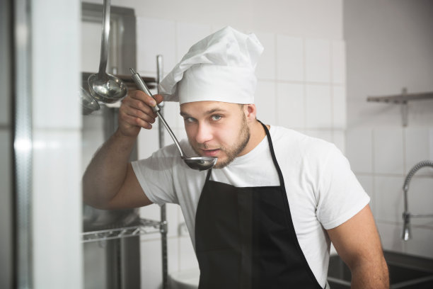 厨师品尝他的汤图片下载