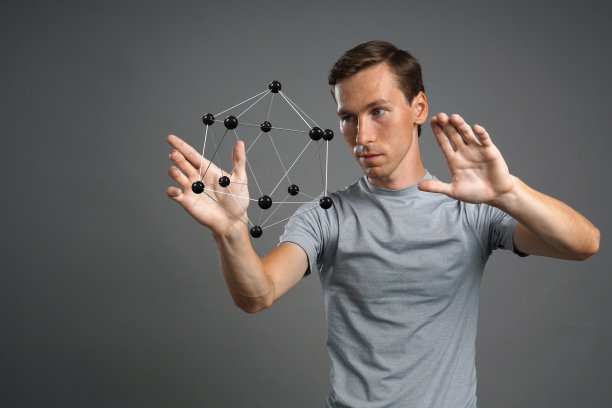 研究分子或晶格模型的人类科学家。图片下载