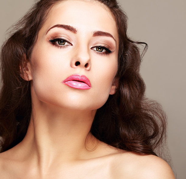 性感明亮的女人化妆与长睫毛。特写肖像图片下载