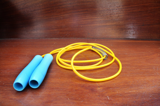 在木地板上跳绳图片下载