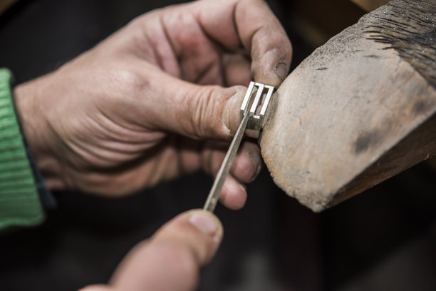 银戒指的生产图片下载