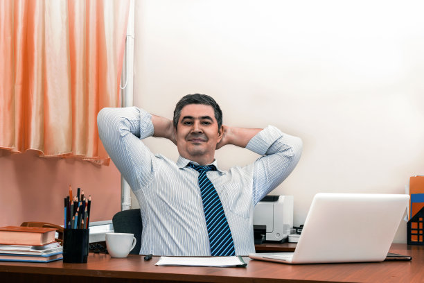 在办公桌前成功的成熟男性商人图片下载