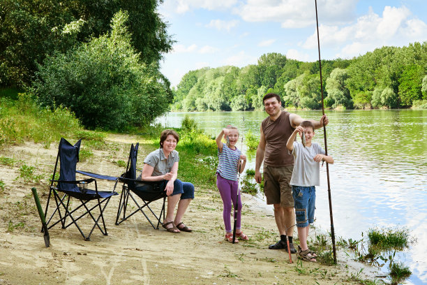 家庭野营和钓鱼，人们活跃天性，孩子捉鱼图片下载