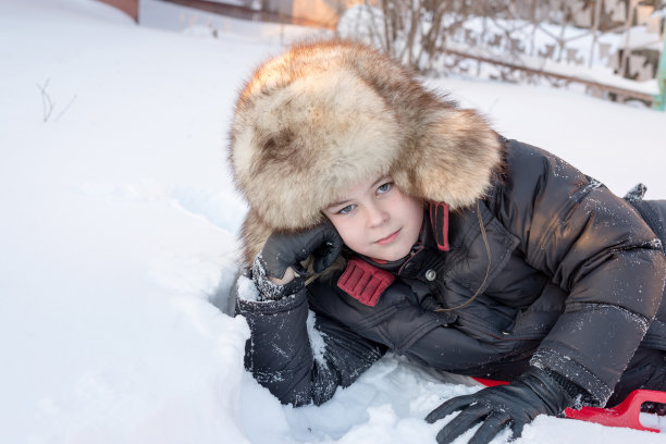戴着冬天帽子的男孩图片下载