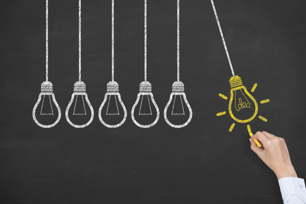 理念与创新的概念与黑板上的灯泡素材图片