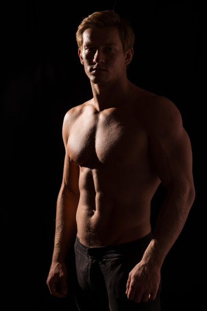 在演播室展示肌肉的男性健身模型图片下载