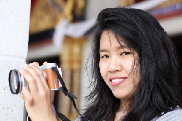 泰国女人拍摄照片白天在模糊的背景图片下载