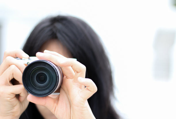 泰国女人拍摄照片白天在模糊的背景图片下载