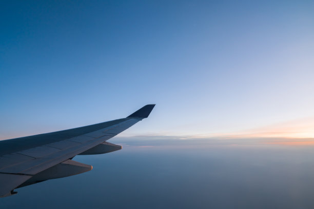 飞机机翼在黎明的天空背景图片下载