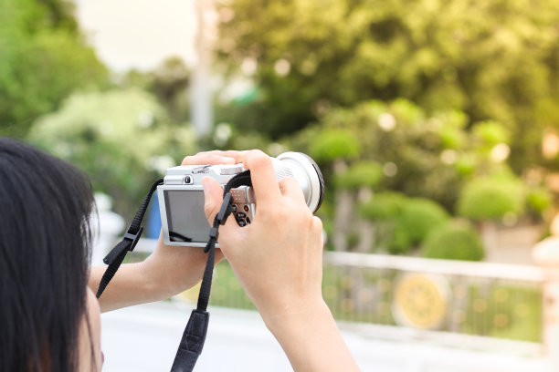 泰国女人拍摄照片白天在模糊的背景图片下载