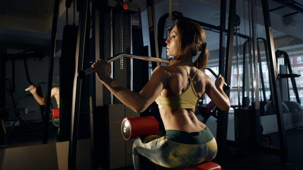 年轻女子在训练机上做背部运动图片下载