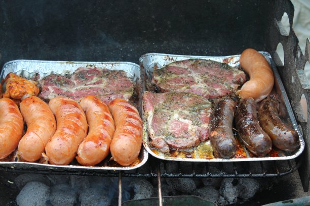 在烧烤架上烤肉图片下载