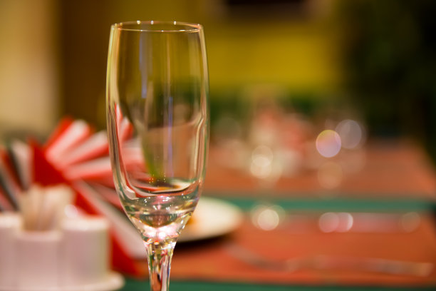 酒杯放在背景桌子上图片下载